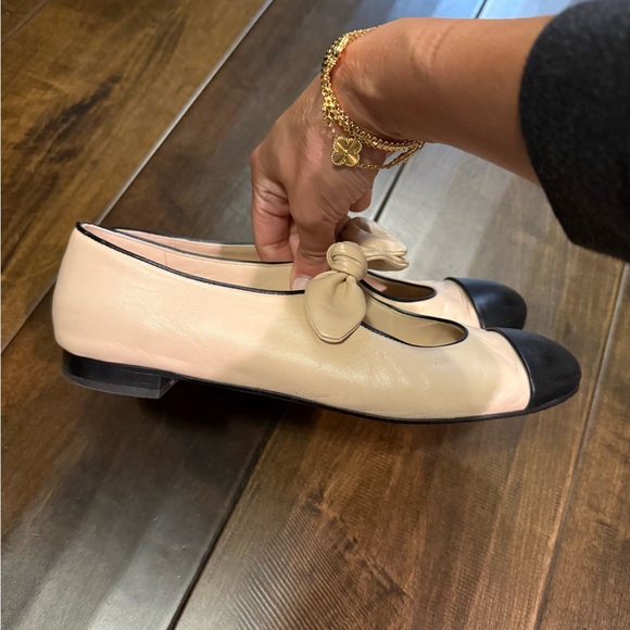 DC Black and Cream Bow Flats - Picture 5 of 10